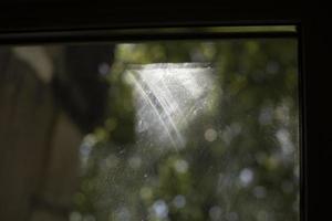 Spiegelung im Glas. schmutziges Fenster. Staub auf Fensterglas. foto