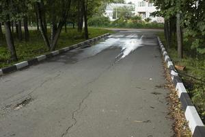 Straße in der Stadt. Bordsteinmarkierung. Details der Straße. foto