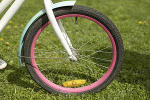 Fahrradrad im Sommer. Rad mit rosa Felge. Kinderfahrrad. foto
