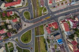 luftaufnahme des straßenkreuzes oder der autobahnkreuzung. Verbindungsnetz von Transportmitteln, die von Drohnen aufgenommen werden. foto