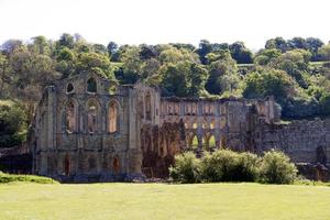 Rievaulx Abbey Exterieur mit Bäumen im North York Moors National Park, Vereinigtes Königreich foto