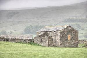 Gebäude aus Stein mit Yorkshire Dales United Kingdom im Hintergrund foto