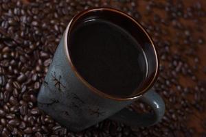 eine tasse kaffee mit kaffeebohnen foto