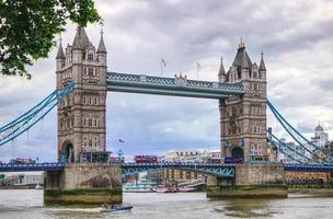 Tower Bridge London an einem grauen bewölkten Tag foto