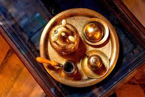 dubai, uae, 2022 - draufsicht traditioneller arabischer kaffee auf bronzeplatte aus tasse topf und zucker in schüssel im kaffeemuseum in dubai