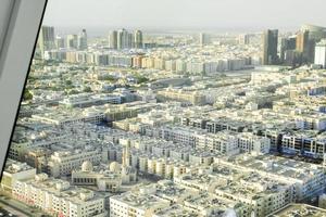 Panoramablick von der Spitze des Dubai-Rahmens auf das alte Dubai-Viertel und die Al-Rama-Masjid-Moschee. reise in die vae und in die alten gebäude der stadt foto