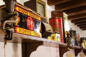 dubai, uae, 2022 - alte vintage retro-kaffeebehälter auf holzregal im kaffeemuseum in dubai foto
