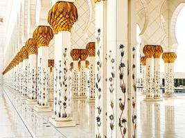 abu dhabi, uae, 2022 - säulen der großen moschee von scheich zayed und innendetails von abu dhabi foto