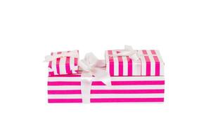 satz von weihnachten oder anderen handgemachten geschenken für feiertage in rosa papier mit weißem band. isoliert auf weißem Hintergrund, Ansicht von oben. Thanksgiving-Geschenkbox-Konzept foto
