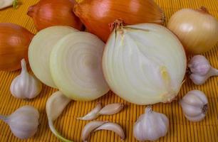 Knoblauch und Zwiebel an Bord. foto