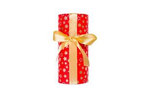 weihnachten oder andere feiertage handgemachtes geschenk in rotem papier mit goldband. isoliert auf weißem Hintergrund, Ansicht von oben. Thanksgiving-Geschenkbox-Konzept foto