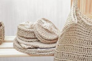 Jute gestrickte Tischsets und Untersetzer auf einem Ladenregal, handgefertigte Küchenaccessoires. Öko-Wohnkultur im natürlichen Stil. abfallfreier, wiederverwendbarer, recycelbarer, biologisch abbaubarer Untersetzer. foto