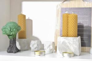 moderne trendige Lofthausdekoration, Bienenwachskerzen, Betonkisten und Vasen. Teelichter und Zubehör aus Zement. minimale dekoration im skandinavischen stil. foto