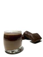 Lebensmittel mit Schokoladengeschmack auf weißem Hintergrund foto