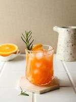 Orangensaft im Glas, kaltgepresster Saft foto