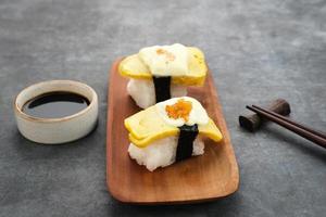 Ei-Sushi-Rollen oder Tamago-Sushi mit rotem Kaviar, japanisches Essen foto