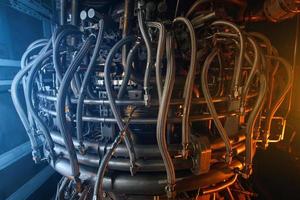 Gasturbinentriebwerk des Speisegaskompressors, das sich in einem Druckgehäuse befindet, das Gasturbinentriebwerk, das in der zentralen Offshore-Öl- und Gasverarbeitungsplattform verwendet wird. foto