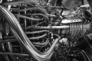 gasturbinentriebwerk des speisegaskompressors im druckgehäuse, schwarz-weiß-monochrom. das Gasturbinentriebwerk, das in der zentralen Offshore-Öl- und Gasverarbeitungsplattform verwendet wird. foto
