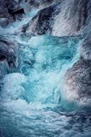 isländischer gletscher mit blauem bruch foto