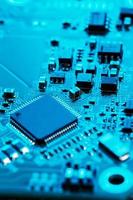 elektronische platine hautnah. Prozessor, Chips und Kondensatoren. foto