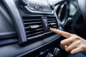 Finger, der den Notfallknopf im Auto drückt. foto