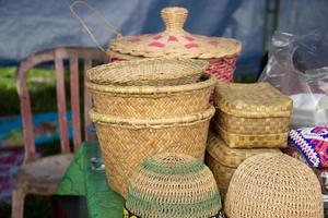 Kunsthandwerk aus Rattan, ausgestellt vom Dayak-Stamm, die Arbeit des Dayak-Stammes foto