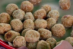 Onde-Onde wird in Containern verpackt und von Straßenhändlern verkauft, Onde-Onde ist ein beliebter Streetfood-Kuchen in Indonesien. foto