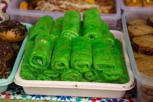 Traditionelle indonesische Kuchen, die von Straßenhändlern verkauft werden, Linggang Bigung, West-Kutai, Ost-Kalimantan, Indonesien foto