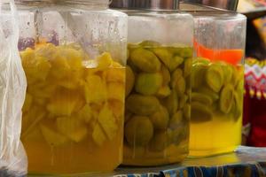 Essiggurken, Mango und Ananas in einem Glas, Verkauf von Straßenhändlern foto