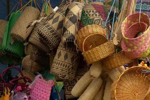 Kunsthandwerk aus Rattan, ausgestellt vom Dayak-Stamm, die Arbeit des Dayak-Stammes foto