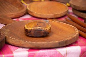 Mörser und Stößel aus Holz, die zum Stampfen, Mahlen, Pulverisieren, Mahlen und Mischen bestimmter Zutaten verwendet werden foto