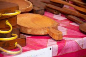 Mörser und Stößel aus Holz, die zum Stampfen, Mahlen, Pulverisieren, Mahlen und Mischen bestimmter Zutaten verwendet werden foto