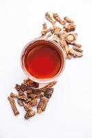 rohe getrocknete indische ayurvedische Sarsaparilla, Anantmool mit Kadha-Getränk oder Tee foto