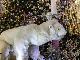 Weihnachtsdekoration. Dekoration am Weihnachtsbaum in Form eines Eisbären. umgeben von Perlen und Girlanden foto