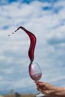 Menschen, die auf der Sommerterrasse des Cafés oder Restaurants mit Wein anstoßen foto