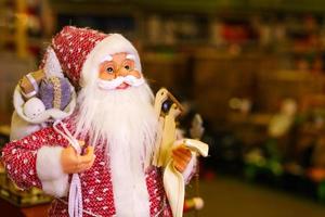 Souvenir-Puppe von Santa Claus aus nächster Nähe. Spielzeug Weihnachtsmann als Symbol für Weihnachten foto