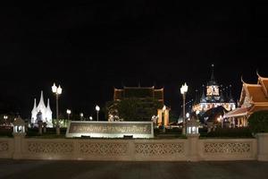 Wat Ratchanatdaram bei Nacht in Bangkok foto