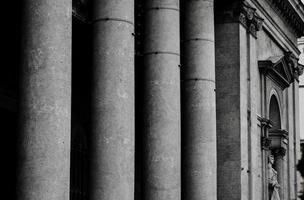klassische Säulen des Altbaus foto