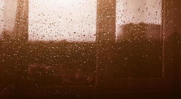 Regentropfen auf Fensterglas