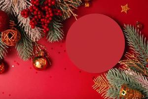 mock up podium oder sockel für hautpflege schönheitsprodukte und weihnachtsdekoration draufsicht auf rotem hintergrund foto