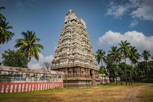 Thirukalukundram ist bekannt für den Vedagiriswarar-Tempelkomplex, der im Volksmund als Kazhugu Koil – Adlertempel – bekannt ist. Dieser Tempel besteht aus zwei Strukturen, eine am Fuße des Hügels und die andere am oberen Hügel foto