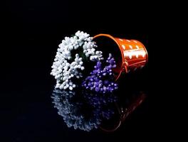Aluminium-Eiskübel zum Einsatz bereitgelegt. rostfreier mehrfarbiger Eimer mit grünblauen Blumen foto