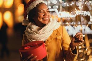 schwarze frau während der weihnachtsferien in der stadt foto