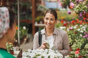 Frau beim Einkaufen in einem Gartencenter foto