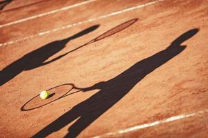 Schatten auf einem Tennisplatz foto