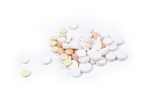 medizinische Pillen auf isoliert auf weißem Hintergrund foto