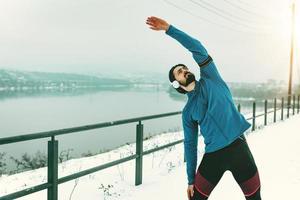 sich auf dem Schnee ausstrecken foto