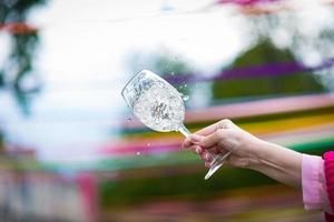 Menschen, die auf der Sommerterrasse des Cafés oder Restaurants mit Wein anstoßen foto