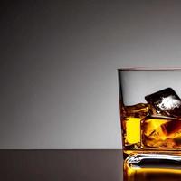 Whisky auf klarem Glas und Flasche auch gewürfelte Eisalkoholzeichnung. Bild- und Bildgetränkillustration für Hintergrund