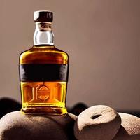 Whisky auf klarem Glas und Flasche auch gewürfelte Eisalkoholzeichnung. Bild- und Bildgetränkillustration für Hintergrund